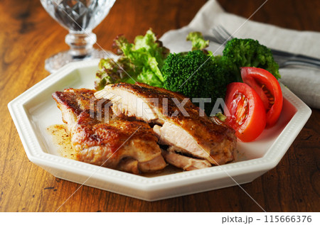 こんがりチキンのバターソテー 115666376