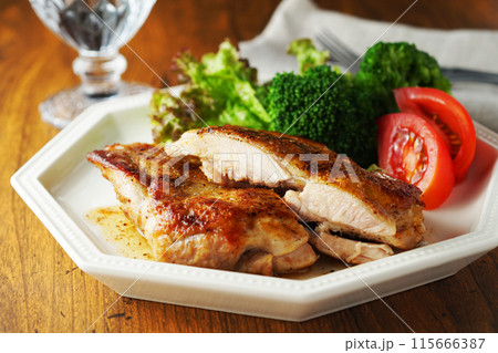 こんがりチキンのバターソテー 115666387