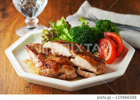 こんがりチキンのバターソテー 115666388