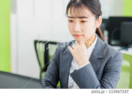 オフィスで悩む若い女性 オフィスで悩む若い女性 115667297