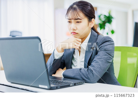 オフィスで悩む若い女性 オフィスで悩む若い女性 115667323