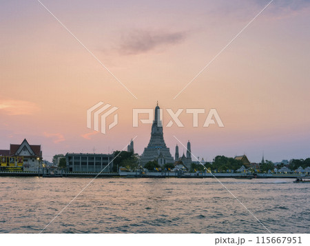 バンコク 夕暮れ時のワットアルン / Wat Arun, Bangkok, Thailand 115667951