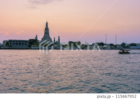 バンコク 夕暮れ時のワットアルン / Wat Arun, Bangkok, Thailand バンコク 夕暮れ時のワットアルン / Wat Arun, Bangkok, Thailand 115667952
