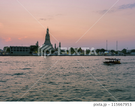 バンコク 夕暮れ時のワットアルン / Wat Arun, Bangkok, Thailand 115667953