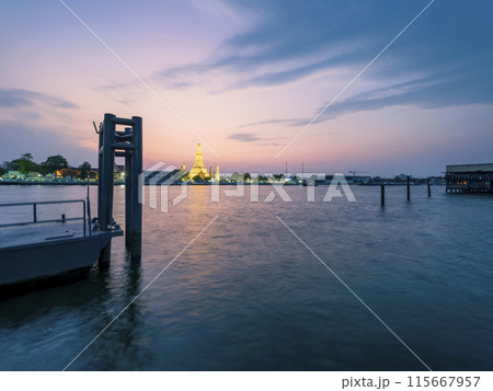 タイ・バンコク 夕暮れ時のチャオプラヤー川とワットアルン / Bangkok, Thailand 115667957
