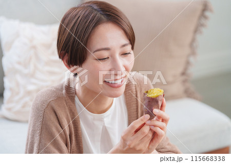 焼き芋を食べる女性(秋・食事・さつまいも) 焼き芋を食べる女性(秋・食事・さつまいも) 115668338