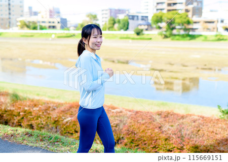 川沿いの街中をジョギングする若い女性 ボディメイク ダイエット 川沿いの街中をジョギングする若い女性 ボディメイク ダイエット 115669151