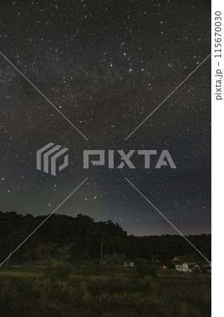山里の秋の星景色 カシオペア座と天の河 山里の秋の星景色 カシオペア座と天の河 115670030