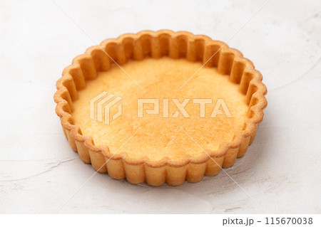 シンプルなタルト台のアップ 115670038