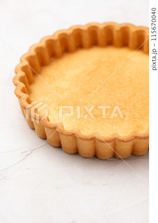 シンプルなタルト台のアップ 115670040