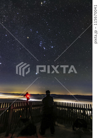 広島県三次市霧の海展望台からの雲海と星景色 オリオン座 広島県三次市霧の海展望台からの雲海と星景色 オリオン座 115670041