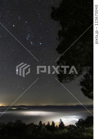 広島県三次市霧の海展望台からの雲海と星景色 オリオン座 広島県三次市霧の海展望台からの雲海と星景色 オリオン座 115670048