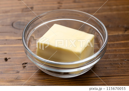ガラスの器にバター 115670055