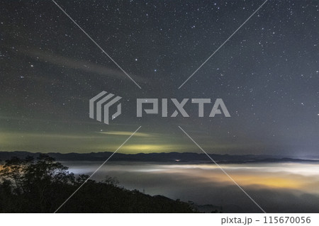 広島県三次市霧の海展望台からの雲海と星景色　北斗七星 115670056