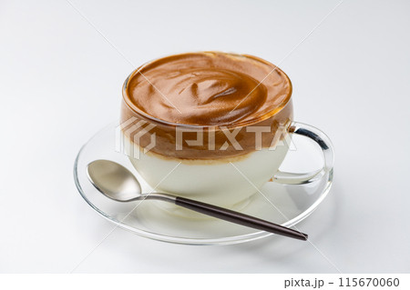 白背景にダルゴナコーヒー 白背景にダルゴナコーヒー 115670060