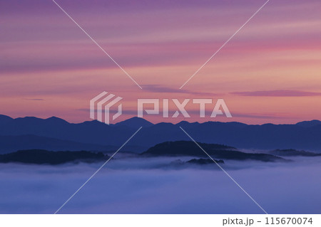 広島県三次市霧の海展望台からの雲海と朝焼け 115670074