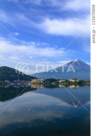 山梨県・初夏の河口湖に映る逆さ富士 山梨県・初夏の河口湖に映る逆さ富士 115670808