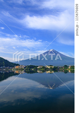 山梨県・初夏の河口湖に映る逆さ富士 山梨県・初夏の河口湖に映る逆さ富士 115670809