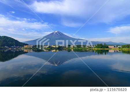 山梨県・初夏の河口湖に映る逆さ富士 山梨県・初夏の河口湖に映る逆さ富士 115670820
