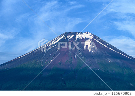山梨県・初夏の富士山頂(クローズアップ) 山梨県・初夏の富士山頂(クローズアップ) 115670902