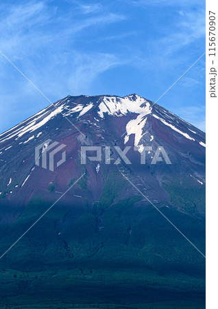山梨県・初夏の富士山頂（クローズアップ） 115670907