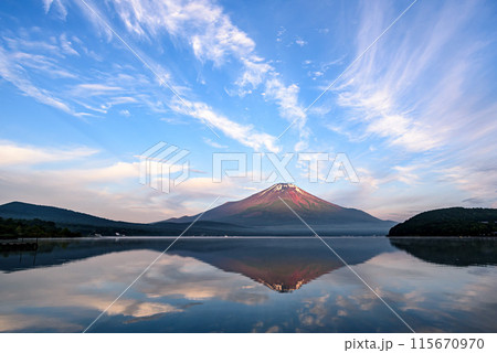 山梨県・初夏の山中湖より望む赤富士の絶景 115670970