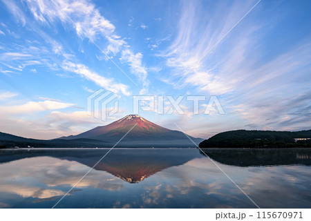 山梨県・初夏の山中湖より望む赤富士の絶景 115670971