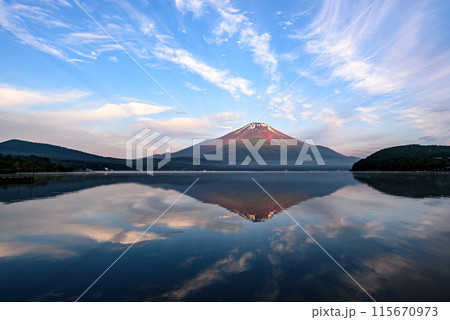山梨県・初夏の山中湖より望む赤富士の絶景 山梨県・初夏の山中湖より望む赤富士の絶景 115670973