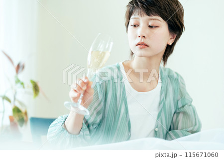 乾杯をする若い女性 乾杯をする若い女性 115671060