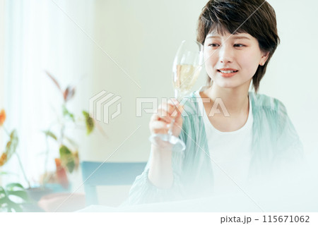乾杯をする若い女性 乾杯をする若い女性 115671062