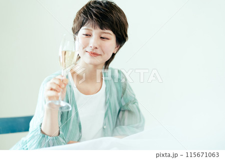 乾杯をする若い女性 115671063