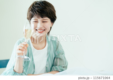 乾杯をする若い女性 115671064