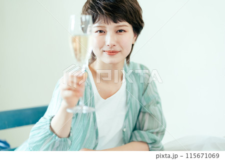 乾杯をする若い女性 115671069