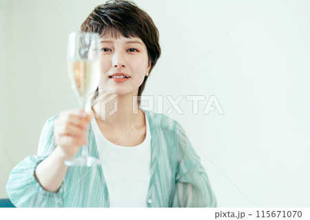 乾杯をする若い女性 乾杯をする若い女性 115671070