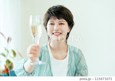 乾杯をする若い女性 115671071