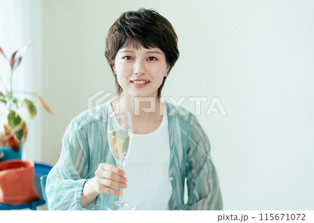 乾杯をする若い女性 115671072