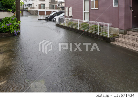 短時間集中豪雨で冠水した道路　 115671434