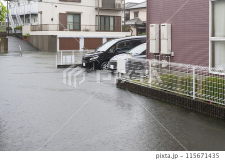 短時間集中豪雨で冠水した道路 短時間集中豪雨で冠水した道路 115671435