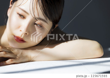 日光を浴びたビューティイメージ 115671593