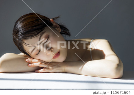 日光を浴びたビューティイメージ 115671604