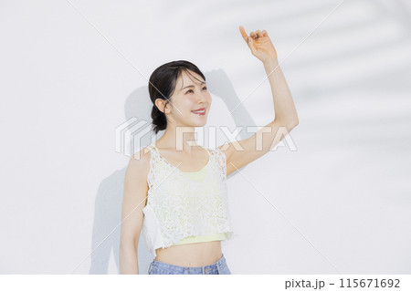 日光を浴びたビューティイメージ 115671692