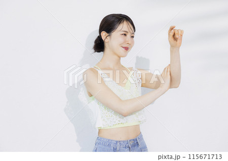 日光を浴びたビューティイメージ 115671713