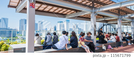 「東京都」豊洲千客万来の足湯庭園の風景 115671799