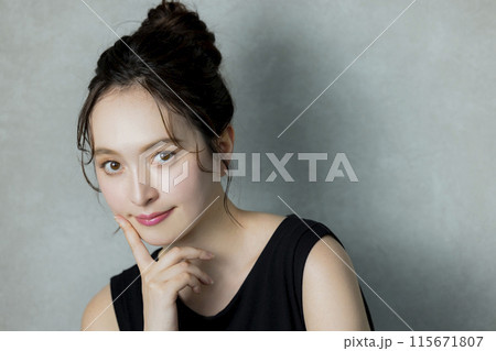 黒いノースリーブの女性 115671807