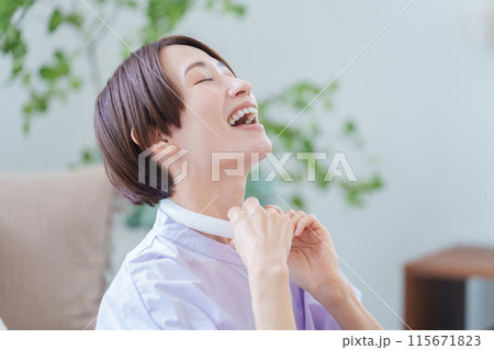 アイスリングをつける女性（夏・熱中症対策） 115671823