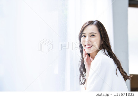 若い女性のポートレート 115671832