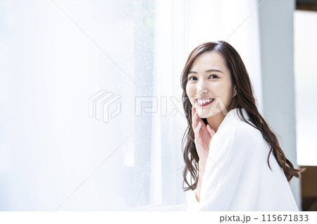 若い女性のポートレート 115671833