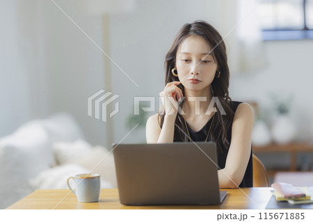 リビングでテレワークをする若い女性 115671885