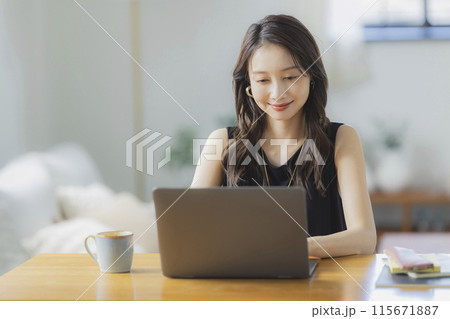 リビングでテレワークをする若い女性 115671887