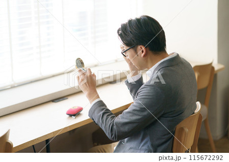 身だしなみをチェックするサラリーマン男性 身だしなみをチェックするサラリーマン男性 115672292
